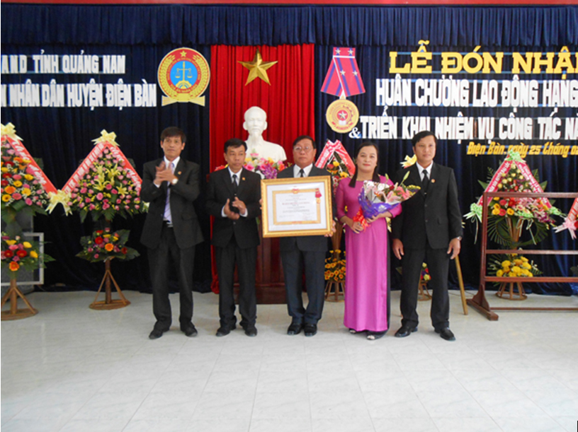 Tòa án thị xã Điện Bàn đón nhận Huân chương Lao động Hạng Nhì