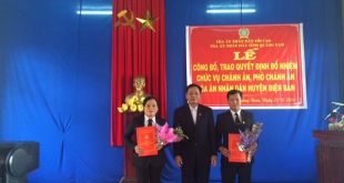 Đồng chí Ngô Đình Bảy - Ủy viên BCS đảng, Phó Chánh án TAND tỉnh Quảng Nam trao Quyết định bổ nhiệm chức vụ Chánh án và Phó Chánh án TAND huyện Điện Bàn.